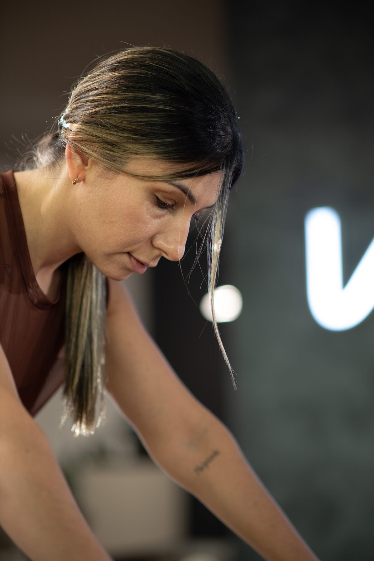 Aluna concentrada no exercício