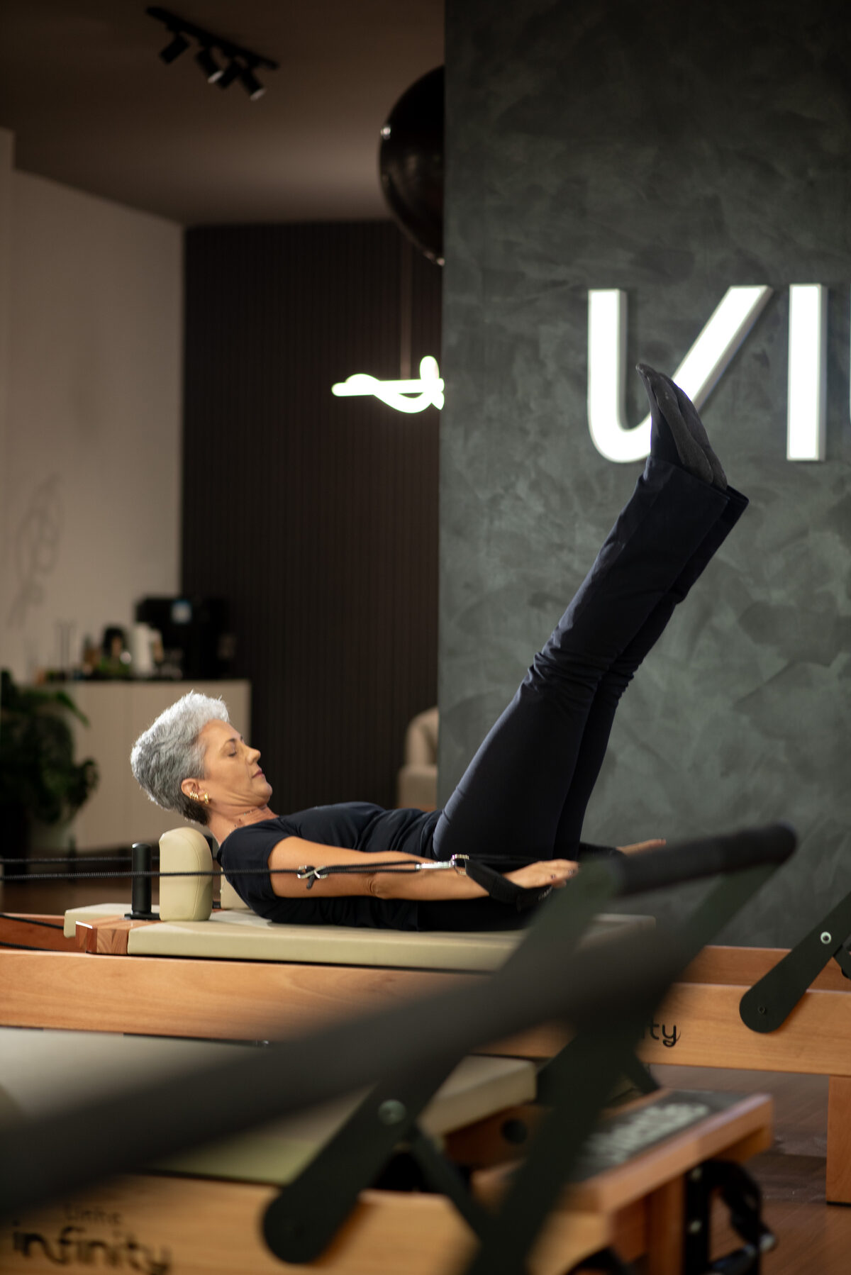 Aluna sênior praticando Pilates na Vivon